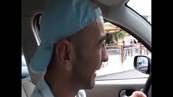 sexe au restaurant exhib mac donalds des jeunes se sucent leur grosse bite sous