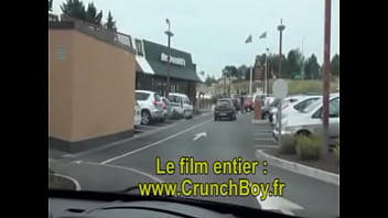sexe au restaurant exhib mac donalds des jeunes se sucent leur grosse bite sous