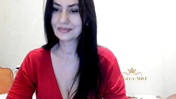 Horny MILF&#039_s playful dance for her fans / Angela-MILF