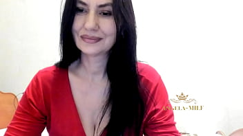 Horny MILF&#039_s playful dance for her fans / Angela-MILF
