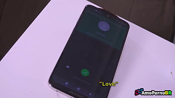 Marido preocupado, pois olhou uma mensagem estranha no celular da esposa