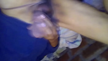 se vacea con la verga vendada