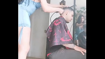 TENGO SEXO CON LA CHICA QUE ME CORTA EL CABELLO EN SU NEGOCIO
