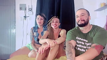 Mulher casada e liberada pelo marido pra realizar um desejo de foder com o casal dna!