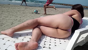 MADRASTRA exhibicionista Flagra GOSTOSA Esposa Sucia en la playa Milf con bandera Calent&aacute_ndose en la playa 1 FULLONXRED