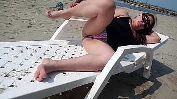 MADRASTRA exhibicionista Flagra GOSTOSA Esposa Sucia en la playa Milf con bandera Calent&aacute_ndose en la playa 1 FULLONXRED