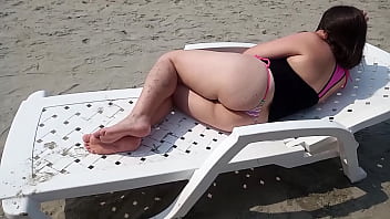 MADRASTRA exhibicionista Flagra GOSTOSA Esposa Sucia en la playa Milf con bandera Calent&aacute_ndose en la playa 1 FULLONXRED