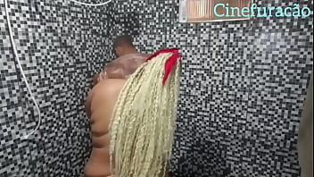 O enteado ajuda a madrasta a tomar banho e transa com ela - Carioca Master1 Official - Suzy Furac&atilde_o