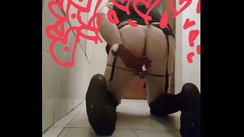 Zeretyistr che gioca con lo spazzolino da denti elettrico