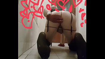 Zeretyistr che gioca con lo spazzolino da denti elettrico