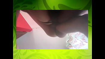 Mientras su mujer trabaja, Maduro se folla a su joven vecino