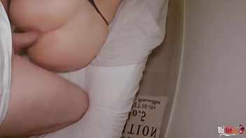 La madrastra toma la polla del hijastro en su boca y cabalga la polla con su culo.