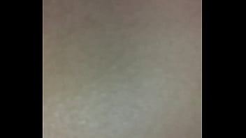 Espiando en el ba&ntilde_o a mi herma-nastra colegiala y terminamos COJIENDO despu&eacute_s de la escuela ella se dejo grabar un videito