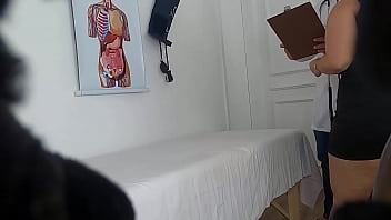 C&acirc_mera escondida em consult&oacute_rio medico flagra paciente peladinha secretaria safadinha - COMPLETO NO RED