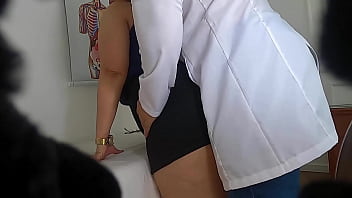 C&acirc_mera escondida em consult&oacute_rio medico flagra paciente peladinha secretaria safadinha - COMPLETO NO RED
