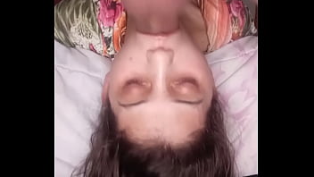 Garganta profunda de cabe&ccedil_a para baixo e gozando no rosto - Gaucholuiz e Santinha Safadinha