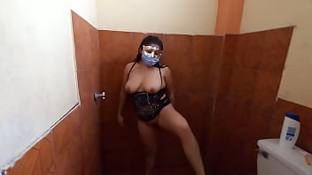 ESTOY TAN CALIENTE QUE ME BA&Ntilde_O CON LENCERIA MODICA PARA PODER ENFRIARME!! PORNO REAL CASERO MIENTRAS ME ESTOY BA&Ntilde_ANDO EN LA BA&Ntilde_ERA DE MI HERMANASTRO