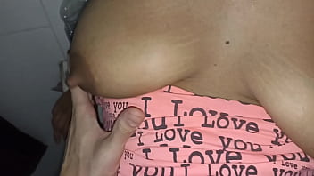 Hermanastra morena colombiana de tetas naturales grandes pierde una apuesta y ahora me deja que me la cuide pronto se ir&aacute_ a Estados Unidos y tengo que aprovechar no todos los d&iacute_as te puedes follar a tu hermanastra culona