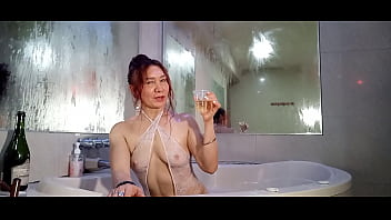 LA BELLA DIOSA MILF MUESTRA SUS  TETAS Y CULO BA&Ntilde_ANDOSE EN EL JACUZZI