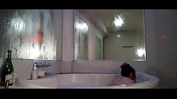 LA BELLA DIOSA MILF MUESTRA SUS  TETAS Y CULO BA&Ntilde_ANDOSE EN EL JACUZZI