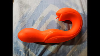 Madrastra culona y con sed de polla acaba masturb&aacute_ndose con su vibrador hasta correrse