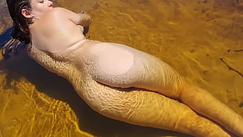 Novinha Branquinha Gostosa Conhecendo a Praia de Nudismo Primeira Vez | Bruninha Fonseca &amp_ Joao O Safado