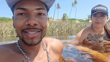 Novinha Branquinha Gostosa Conhecendo a Praia de Nudismo Primeira Vez | Bruninha Fonseca &amp_ Joao O Safado