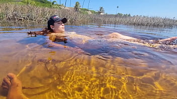 Novinha Branquinha Gostosa Conhecendo a Praia de Nudismo Primeira Vez | Bruninha Fonseca &amp_ Joao O Safado