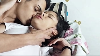 INVITO A MI HERMANASTRA A VER UNA PELICULA Y RECIBE UNA DURA FOLLADA LA CACHONDA SEXY