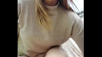 Me divierto bajo el cielo azul- masturbaci&oacute_n femenina con juguetes sexuales y orgasmos