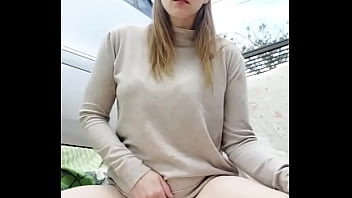 Me divierto bajo el cielo azul- masturbaci&oacute_n femenina con juguetes sexuales y orgasmos