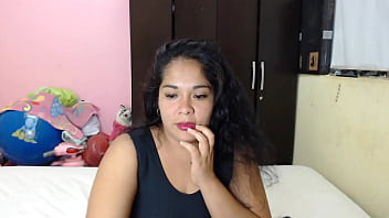 Sexy influencer y webcamer latina posa para todos sus seguidores completamente desnuda