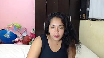 Sexy influencer y webcamer latina posa para todos sus seguidores completamente desnuda