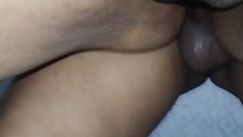 Me quedo solo con la mujer de mi hermanastro y aprovecho para follarme ese rico culo, sexo casero real