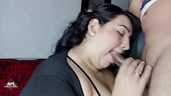 Encuentro a mi travieso hijastro masturb&aacute_ndose, entonces le doy la mejor chupada de verga para ayudarlo con su final feliz