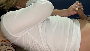 I got a sexy stepmother with big breasts to give me a handjob while she breastfed me, she made me ejaculate quickly because of her perverted appearance and her delicious handjob.