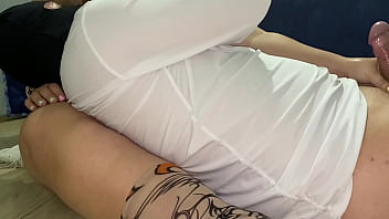 I got a sexy stepmother with big breasts to give me a handjob while she breastfed me, she made me ejaculate quickly because of her perverted appearance and her delicious handjob.