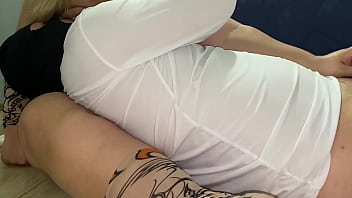 I got a sexy stepmother with big breasts to give me a handjob while she breastfed me, she made me ejaculate quickly because of her perverted appearance and her delicious handjob.