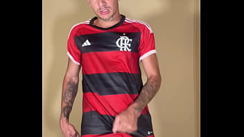 Novin chegou do jogo do flamengo cheio de tesao e gozou litros de leite