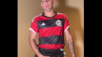 Novin chegou do jogo do flamengo cheio de tesao e gozou litros de leite