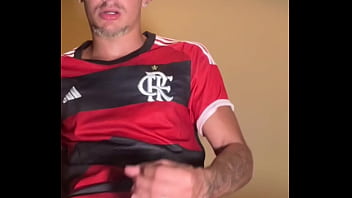 Novin chegou do jogo do flamengo cheio de tesao e gozou litros de leite