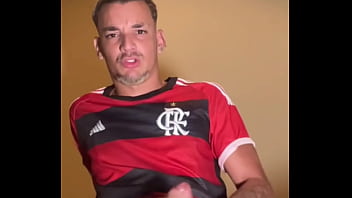 Novin chegou do jogo do flamengo cheio de tesao e gozou litros de leite