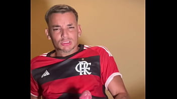 Novin chegou do jogo do flamengo cheio de tesao e gozou litros de leite