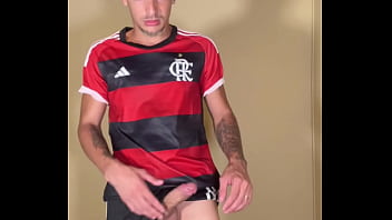 Novin chegou do jogo do flamengo cheio de tesao e gozou litros de leite