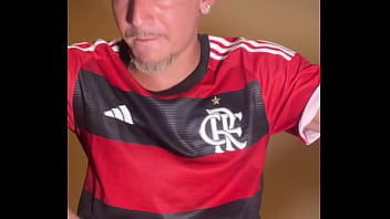 Novin chegou do jogo do flamengo cheio de tesao e gozou litros de leite