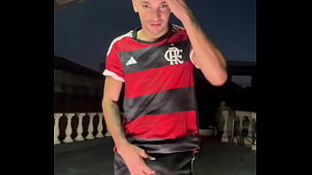 Novin chegou do jogo do flamengo cheio de tesao e gozou litros de leite