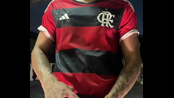 Novin chegou do jogo do flamengo cheio de tesao e gozou litros de leite