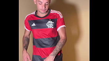 Novin chegou do jogo do flamengo cheio de tesao e gozou litros de leite