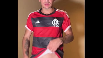 Novin chegou do jogo do flamengo cheio de tesao e gozou litros de leite