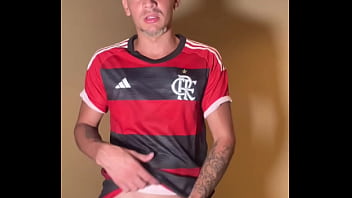 Novin chegou do jogo do flamengo cheio de tesao e gozou litros de leite